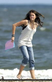 Miley Cyrus feet photo thumbnail