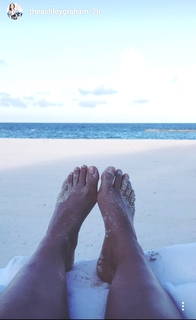 Ashley Graham feet photo thumbnail