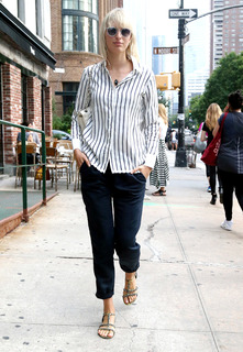 Karolina Kurkova feet photo thumbnail