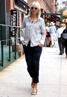 Karolina Kurkova feet photo thumbnail