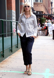 Karolina Kurkova feet photo thumbnail