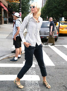 Karolina Kurkova feet photo thumbnail
