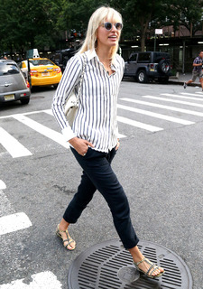 Karolina Kurkova feet photo thumbnail