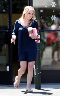 Hilary Duff feet photo thumbnail