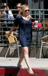 Hilary Duff feet photo thumbnail
