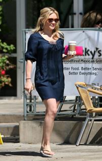 Hilary Duff feet photo thumbnail
