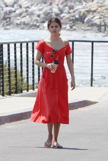 Selena Gomez feet photo thumbnail