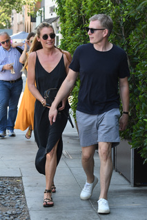 Cat Deeley feet photo thumbnail