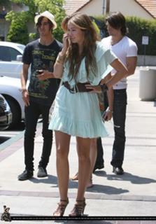 Miley Cyrus feet photo thumbnail