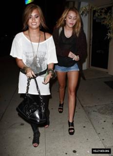 Miley Cyrus feet photo thumbnail