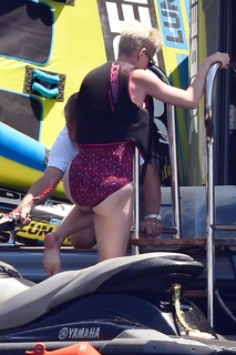 Katy Perry feet photo thumbnail