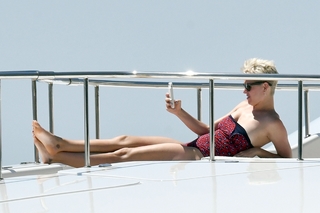 Katy Perry feet photo thumbnail