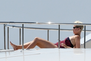Katy Perry feet photo thumbnail