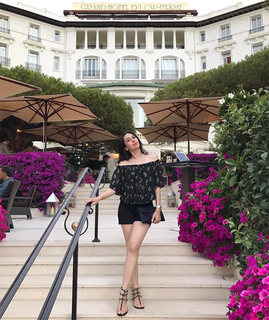 Karisma Kapoor feet photo thumbnail