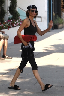 Lisa Rinna feet photo thumbnail
