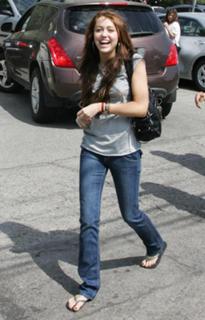 Miley Cyrus feet photo thumbnail
