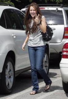 Miley Cyrus feet photo thumbnail