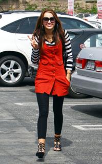 Miley Cyrus feet photo thumbnail