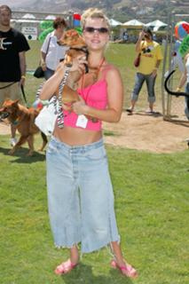 Kaley Cuoco feet photo thumbnail