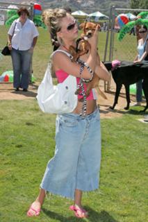 Kaley Cuoco feet photo thumbnail