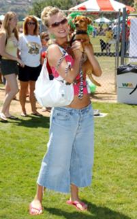 Kaley Cuoco feet photo thumbnail