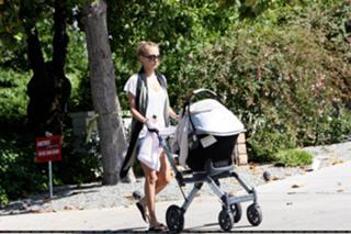 Nicole Richie feet photo thumbnail