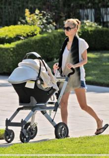 Nicole Richie feet photo thumbnail
