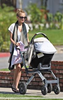 Nicole Richie feet photo thumbnail
