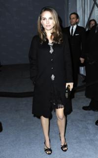 Natalie Portman feet photo thumbnail