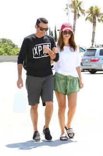 Maria Menounos feet photo thumbnail
