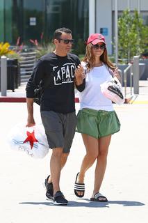 Maria Menounos feet photo thumbnail