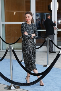 Amanda Peet feet photo thumbnail
