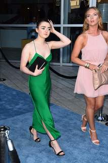 Maisie Williams feet photo thumbnail