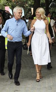 Holly Willoughby feet photo thumbnail