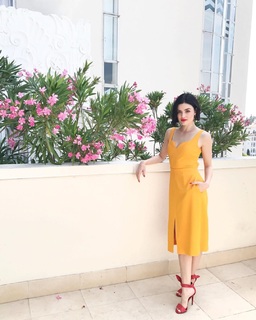 Lucy Hale feet photo thumbnail