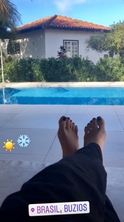 Carla Diaz feet photo thumbnail