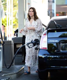 Mandy Moore feet photo thumbnail