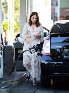 Mandy Moore feet photo thumbnail