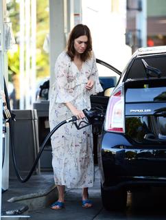 Mandy Moore feet photo thumbnail