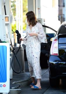 Mandy Moore feet photo thumbnail