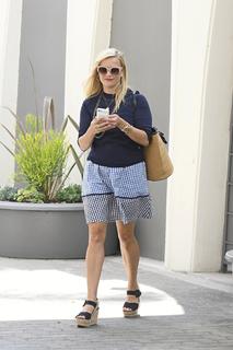 Reese Witherspoon feet photo thumbnail