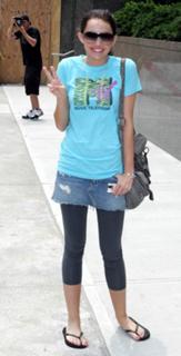Miley Cyrus feet photo thumbnail