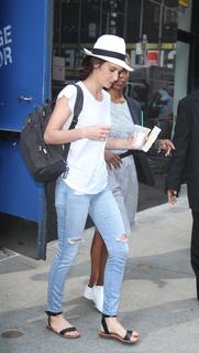 Cobie Smulders feet photo thumbnail
