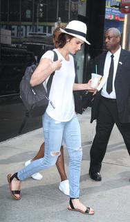 Cobie Smulders feet photo thumbnail
