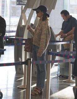 Katie Holmes feet photo thumbnail