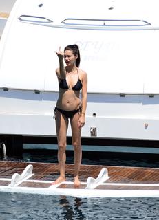 Adriana Lima feet photo thumbnail