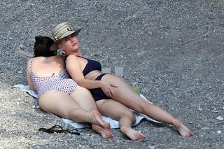 Katy Perry feet photo thumbnail