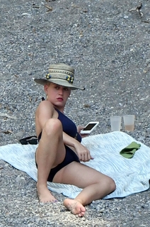 Katy Perry feet photo thumbnail