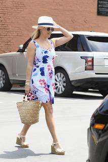 Reese Witherspoon feet photo thumbnail