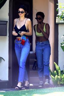 Kendall Jenner feet photo thumbnail